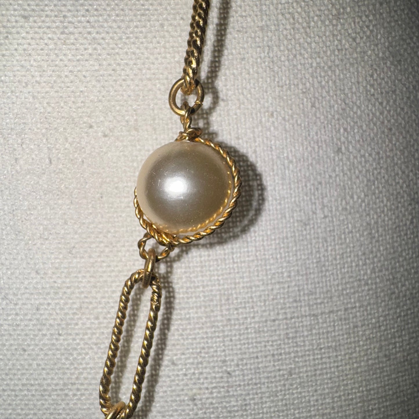 Vintage Avon easy elegance necklace