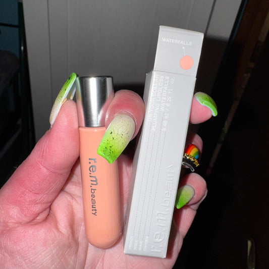 On your collar plumping gloss