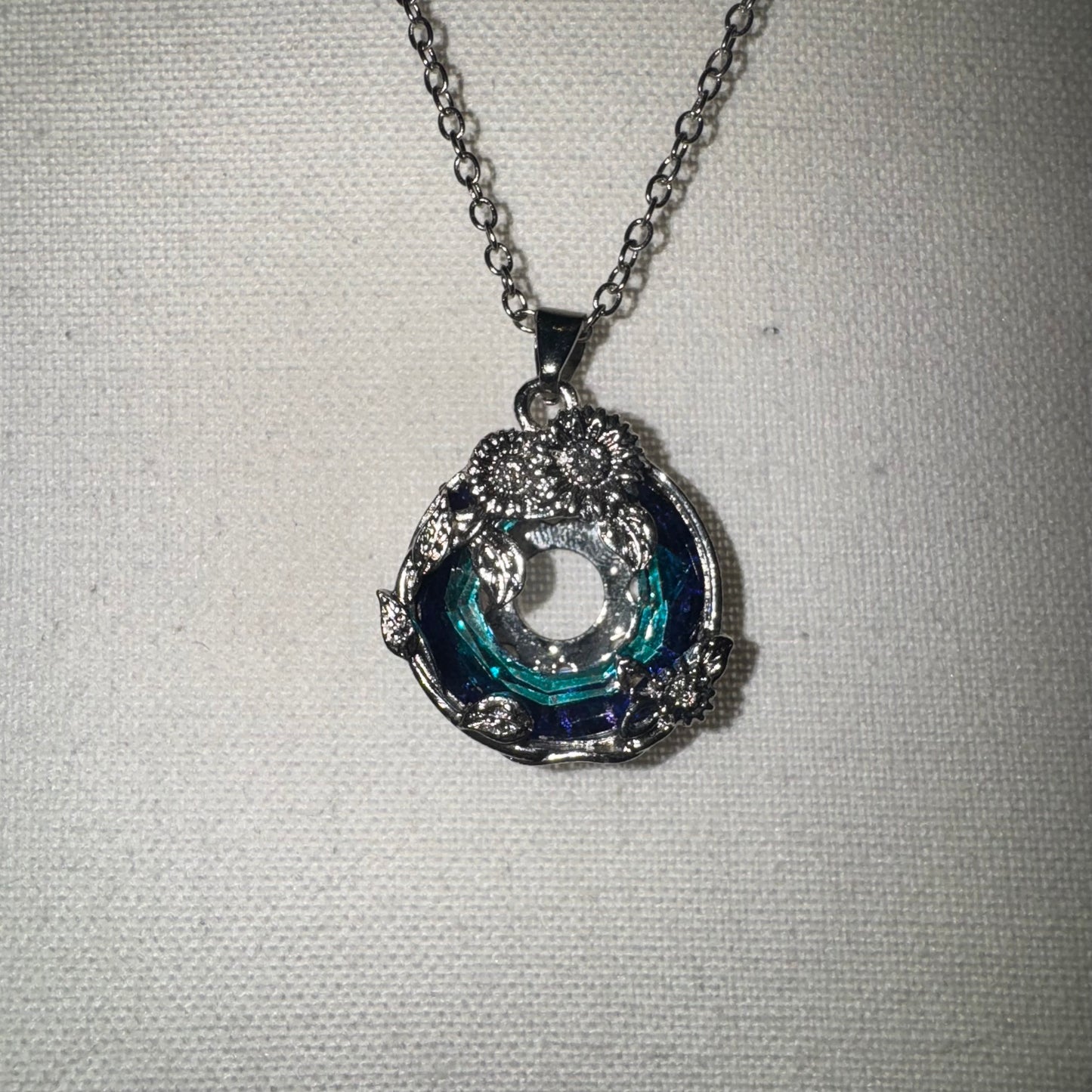 Floral pendant necklace