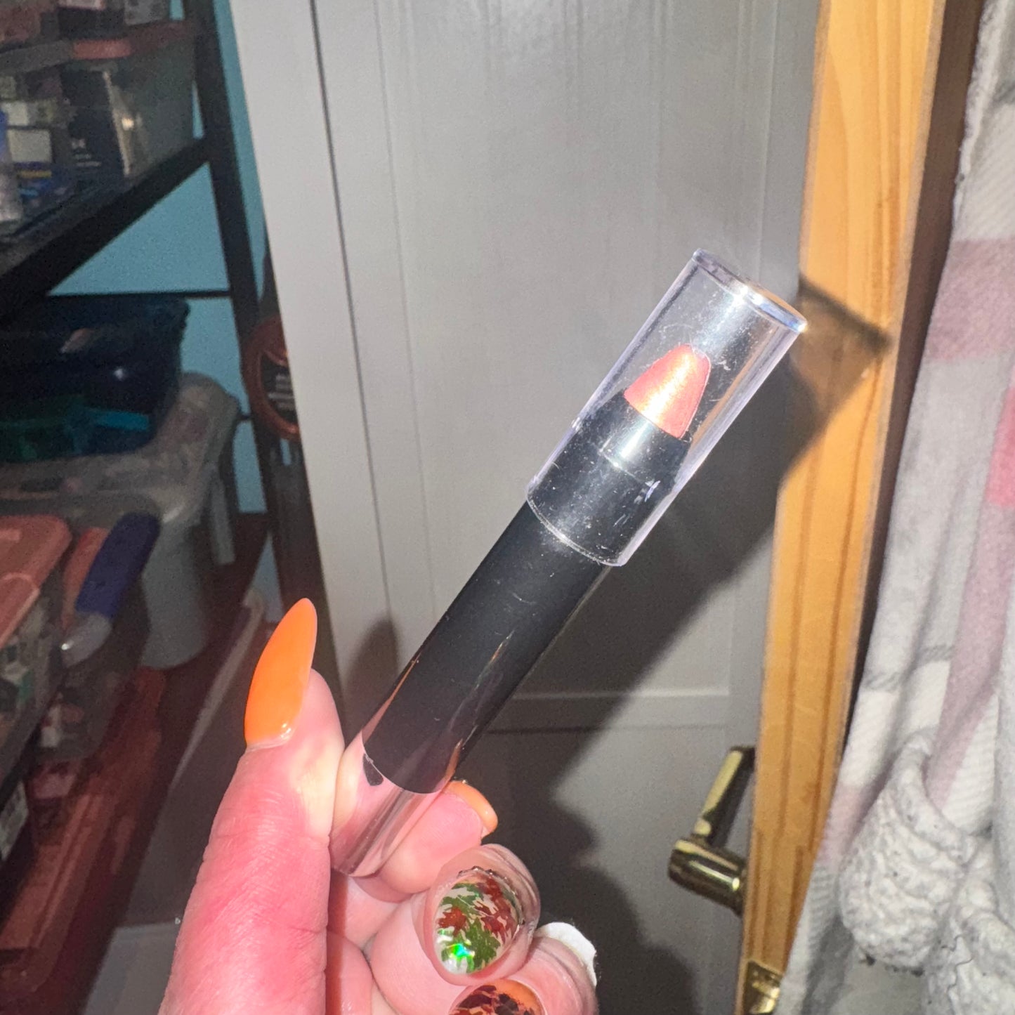 Eyeshadow crayon