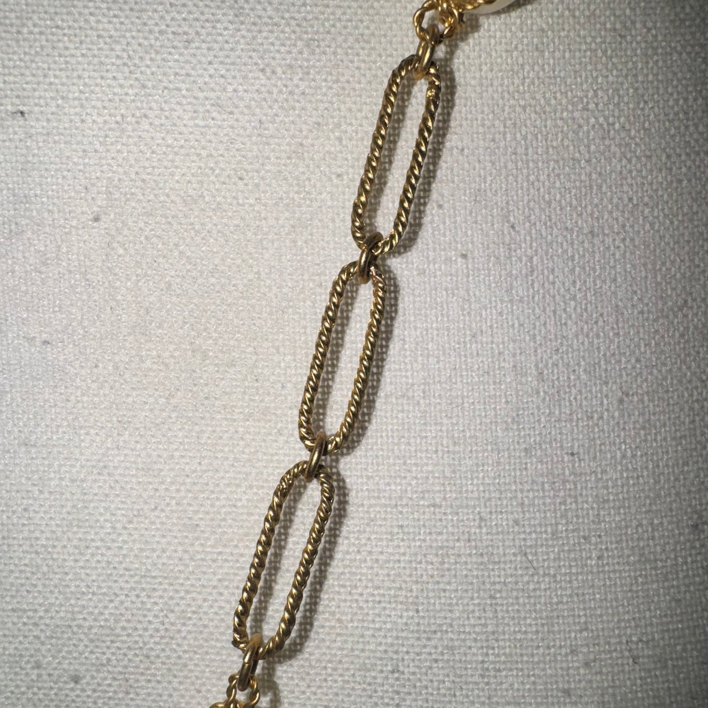 Vintage Avon easy elegance necklace