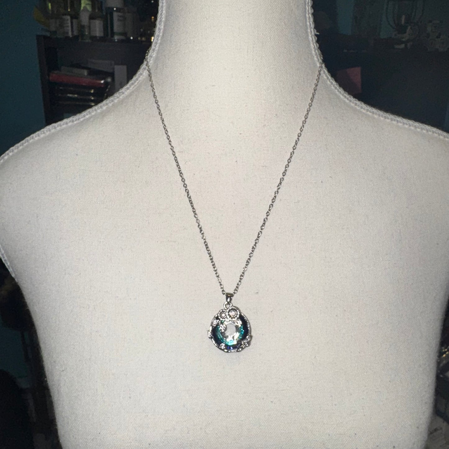 Floral pendant necklace