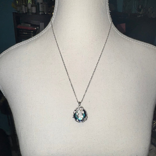 Floral pendant necklace