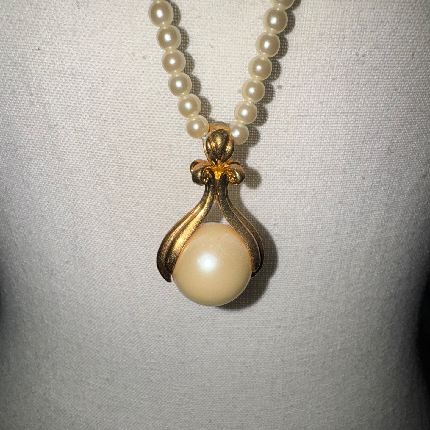 Vintage Avon caged pearl necklace