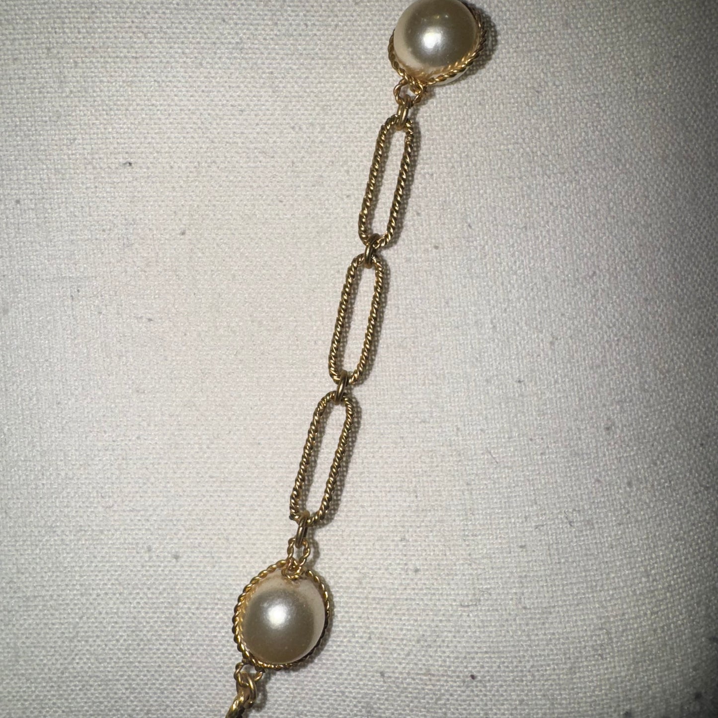 Vintage Avon easy elegance necklace