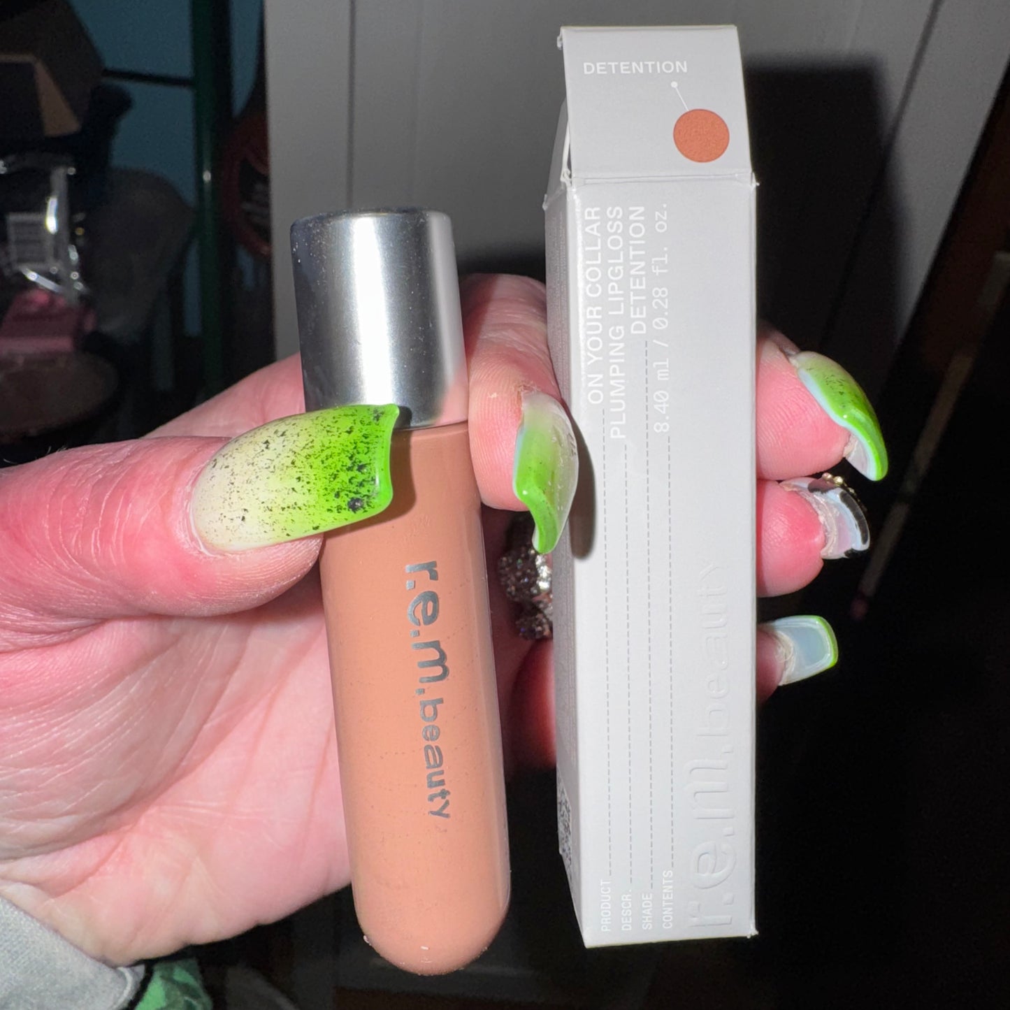 Lip plumping gloss