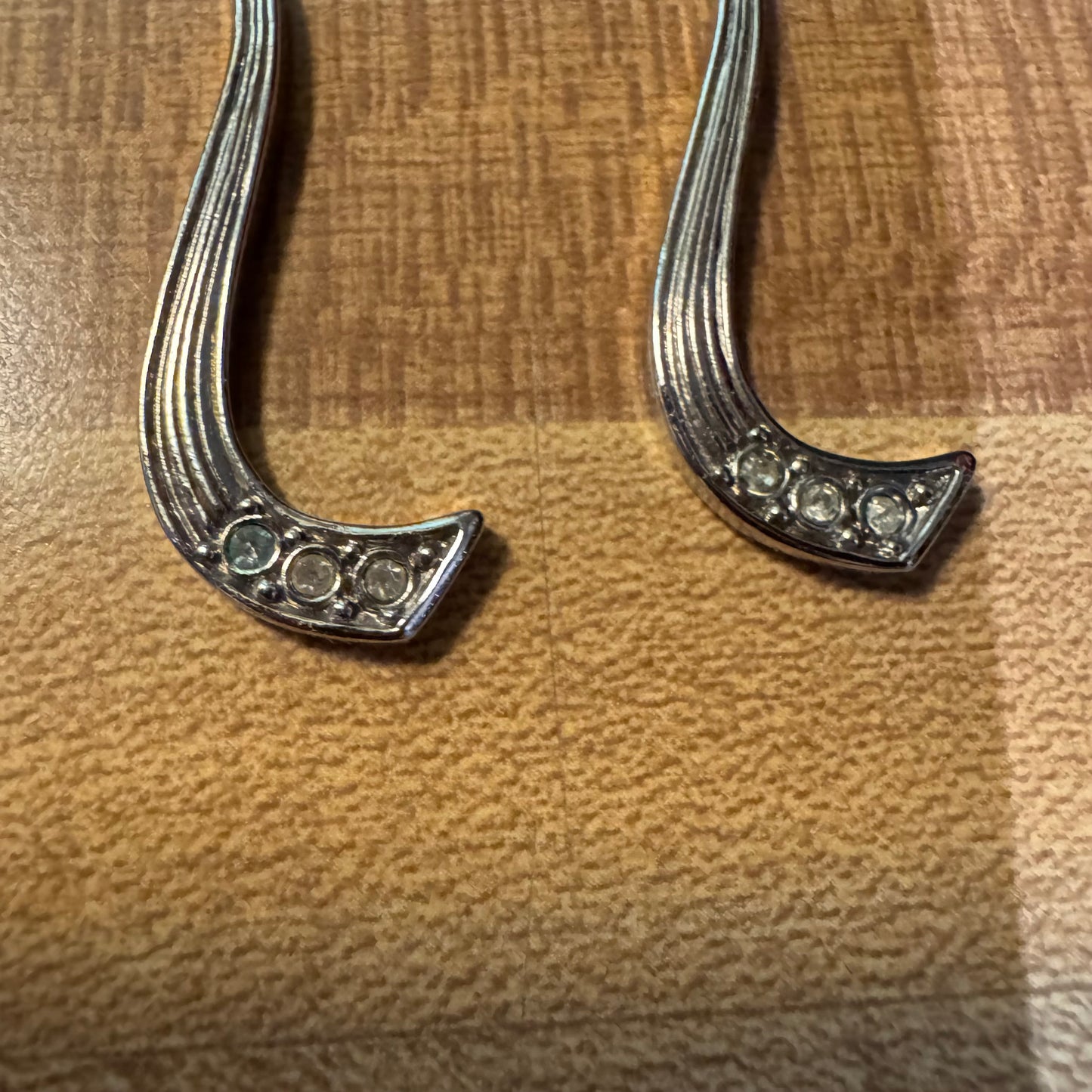 Vintage Avon 1988 gala dangle earrings